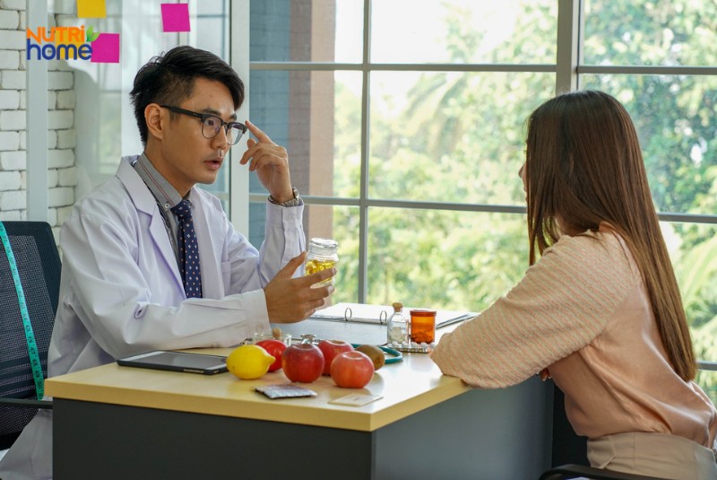 Bác sĩ tư vấn dinh dưỡng cho bệnh nhân polyp túi mật với thực phẩm mẫu minh họa