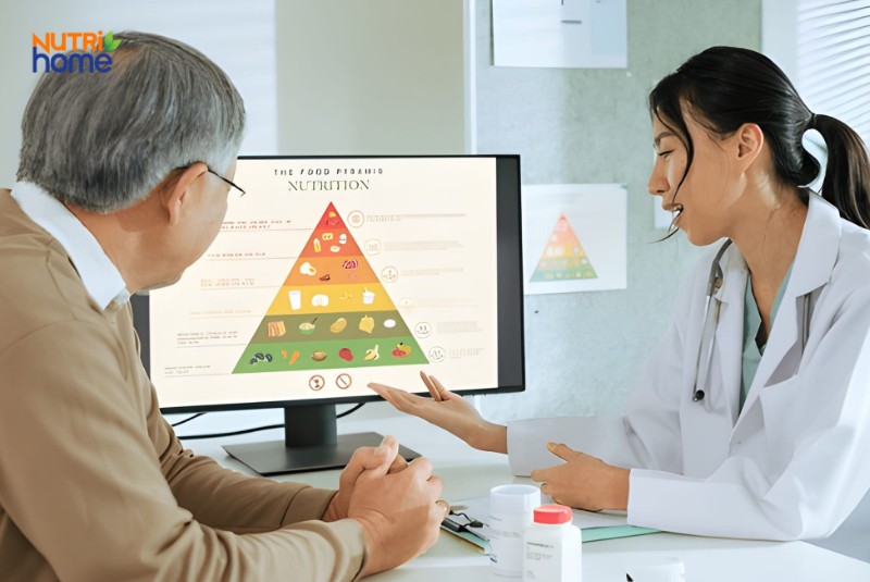 Bác sĩ tư vấn dinh dưỡng cho người bệnh với mô hình tháp dinh dưỡng