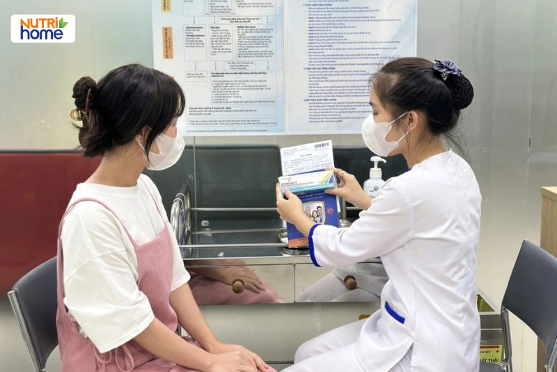 Bác sĩ tư vấn thông tin về vắc xin HPV cho nữ bệnh nhân