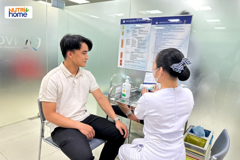 Nam thanh niên được tư vấn tiêm phòng HPV Gardasil 9 tại VNVC