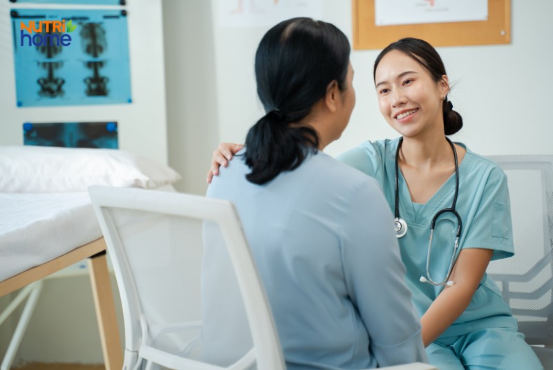 Bác sĩ tư vấn cho bệnh nhân nữ về tình trạng ung thư đường mật tại phòng khám