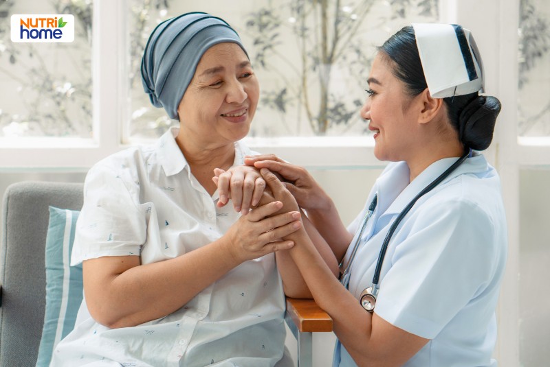 Bệnh nhân ung thư cổ tử cung giai đoạn điều trị trò chuyện với y tá