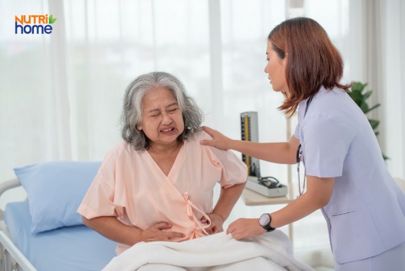 Bệnh nhân lớn tuổi đau bụng dữ dội do viêm tụy cấp được bác sĩ thăm khám tận tình