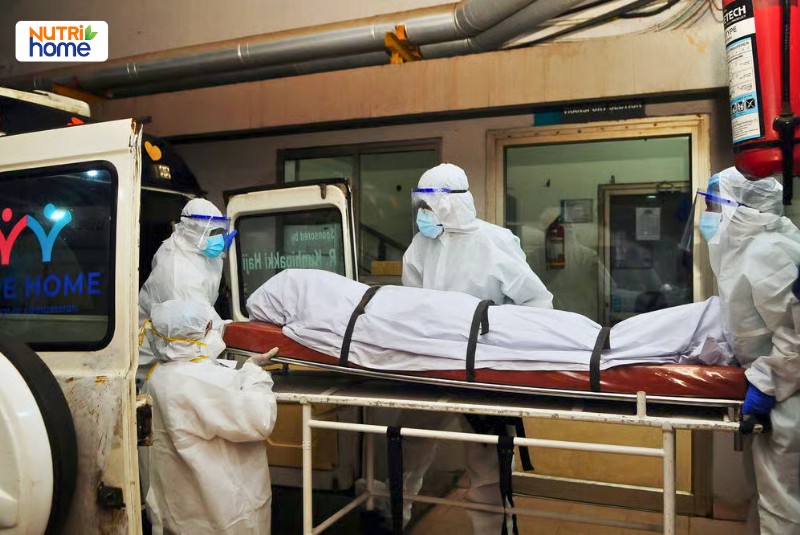 Nhân viên y tế chuyển bệnh nhân tử vong vì dịch bệnh trong giai đoạn bùng phát Covid-19