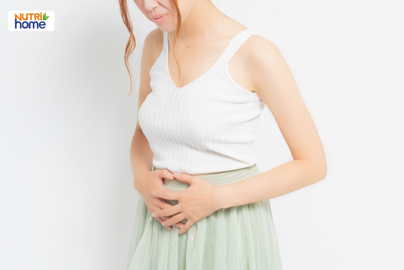 Người phụ nữ ôm bụng dưới, biểu hiện đau bụng - dấu hiệu có thể liên quan ung thư cổ tử cung