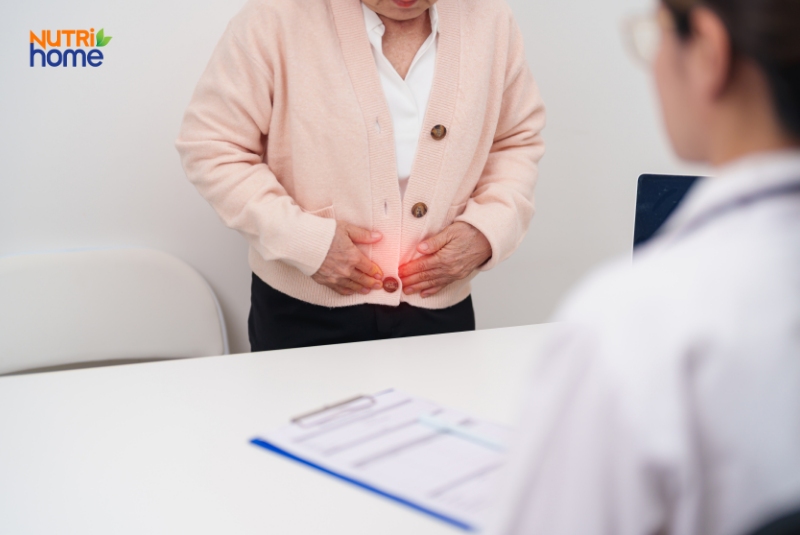 Người lớn tuổi ôm bụng đau dữ dội vùng thượng vị khi đi khám bác sĩ