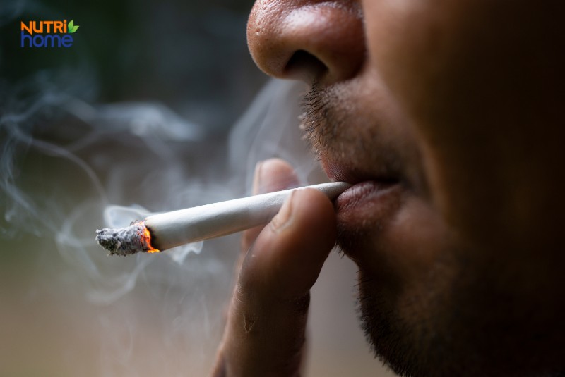 Người đàn ông hút thuốc, một yếu tố nguy cơ cao gây ung thư tụy