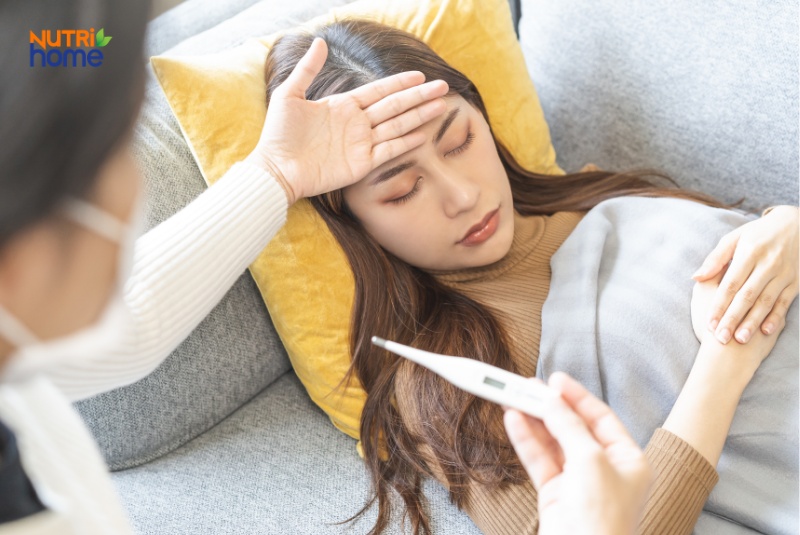 Cô gái sốt và mệt mỏi nằm nghỉ, dấu hiệu lâm sàng thường gặp ở bệnh nhân viêm tụy