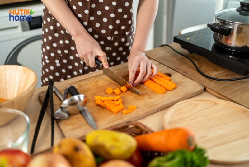 Người Phụ Nữ Đang Cắt Cà Rốt Chuẩn Bị Bữa Ăn Lành Mạnh Cho Người Bị Viêm Tụy Tại Nhà Bếp