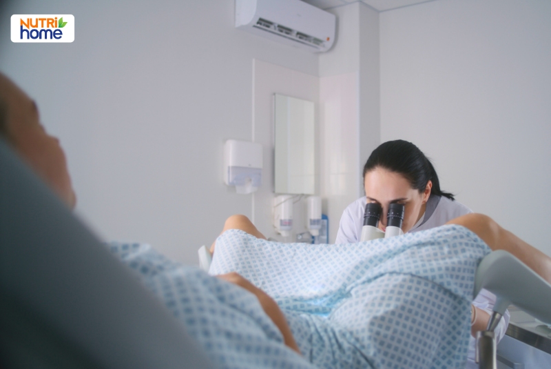 Bác sĩ đang nội soi cổ tử cung để kiểm tra tế bào bất thường trong khám phụ khoa định kỳ