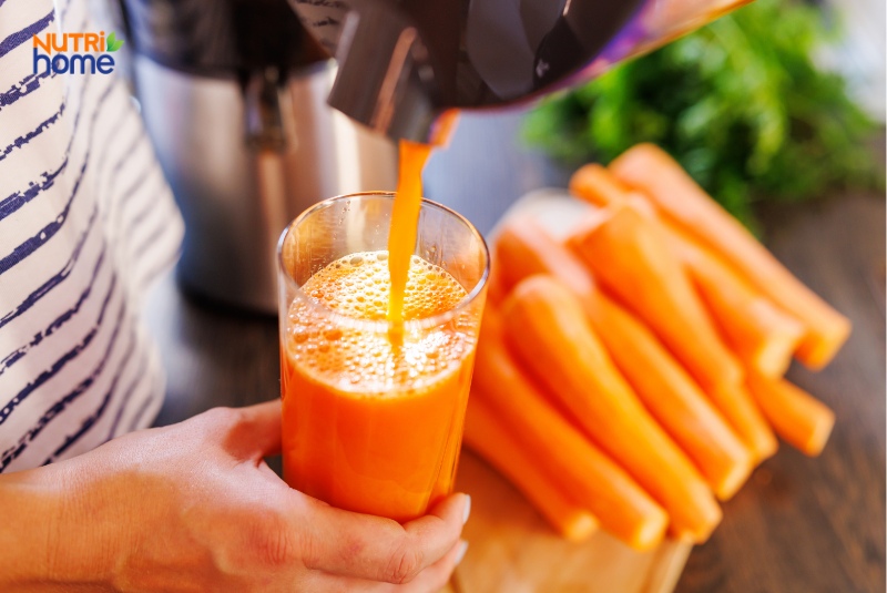 Nước Ép Cà Rốt Tươi Đang Được Rót Vào Ly, Giàu Beta-Carotene Hỗ Trợ Chức Năng Tụy