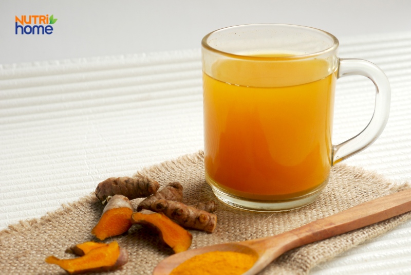 Ly nước nghệ tươi ấm hỗ trợ phục hồi tuyến tụy và cải thiện chức năng tiêu hóa.