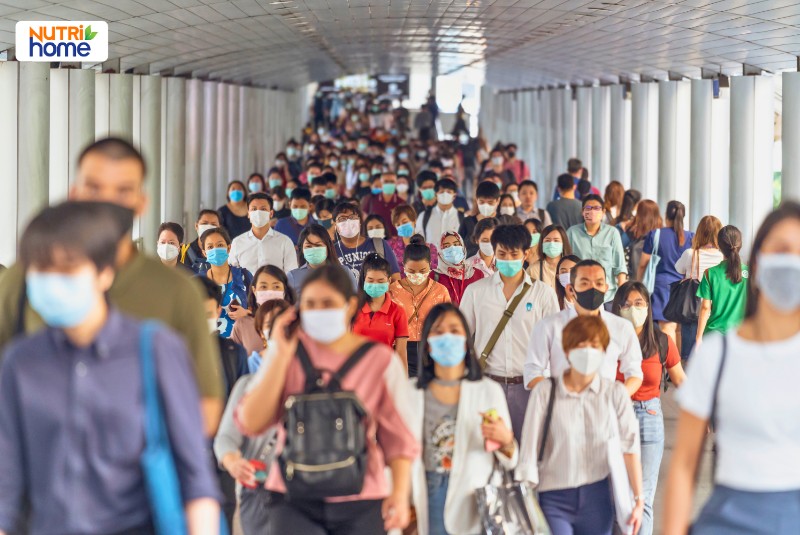 Đám đông đeo khẩu trang trong không gian công cộng để phòng chống lây lan virus corona và Nipah