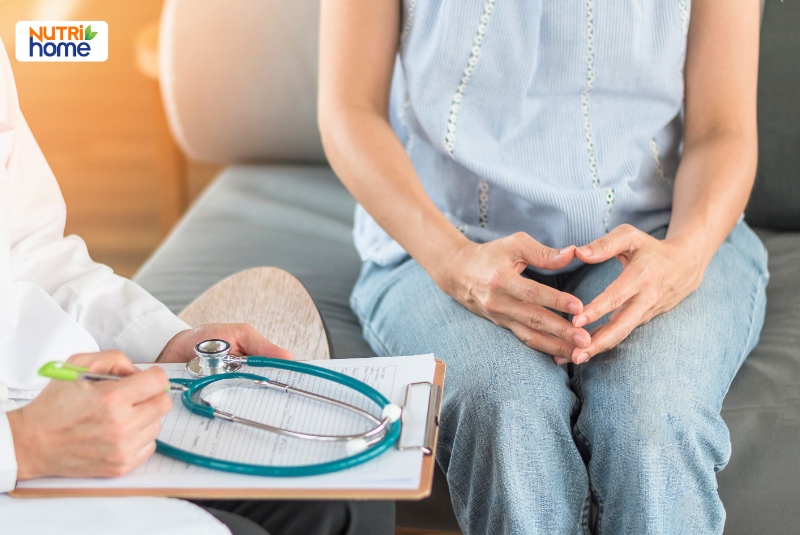 Phụ nữ lo lắng trò chuyện với bác sĩ khi khám phụ khoa, kiểm tra dấu hiệu ung thư cổ tử cung