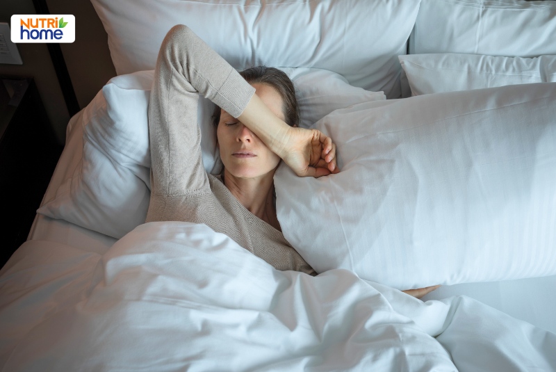 Phụ nữ mệt mỏi nằm trên giường, biểu hiện suy nhược có thể liên quan đến ung thư cổ tử cung