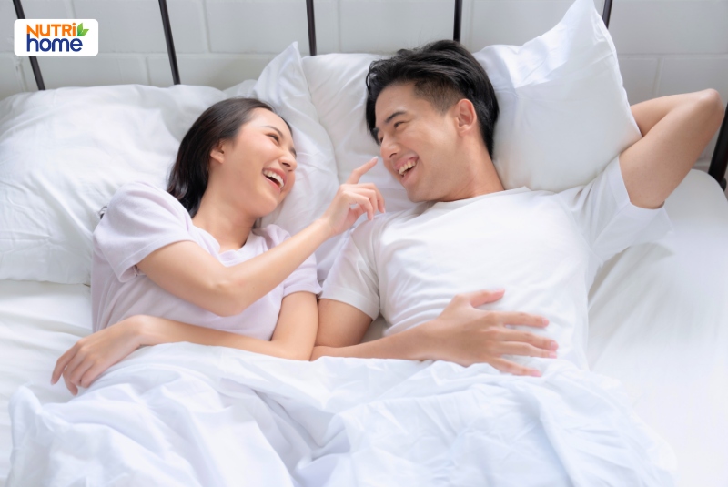 Cặp đôi vui vẻ trò chuyện trên giường, thể hiện sự gần gũi sau điều trị ung thư cổ tử cung