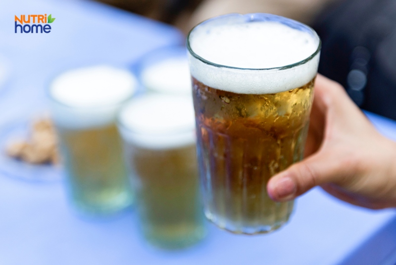 Cận cảnh ly bia trên bàn, hình ảnh minh họa yếu tố nguy cơ viêm tụy do rượu bia