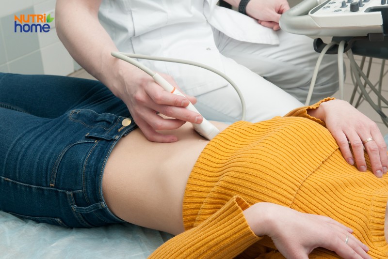 Bác sĩ siêu âm vùng bụng bệnh nhân để kiểm tra tuyến tụy phát hiện ung thư sớm