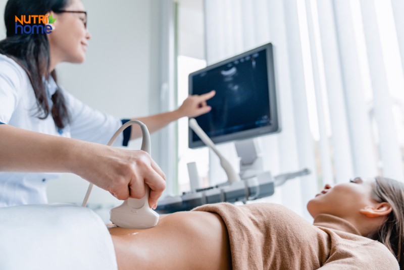 Bác sĩ đang thực hiện siêu âm bụng để kiểm tra tuyến tụy của bệnh nhân