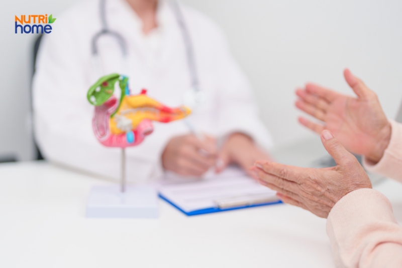 Bệnh nhân trao đổi với bác sĩ về tình trạng và cách phục hồi tuyến tụy.