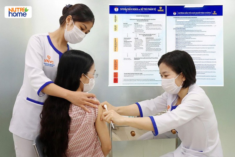 Nhân viên y tế tiêm vắc xin HPV cho nữ giới tại trung tâm tiêm chủng trong môi trường sạch.