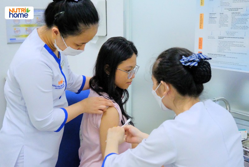 Nhân viên y tế tiêm vắc xin HPV cho bạn gái trẻ tại trung tâm tiêm chủng VNVC