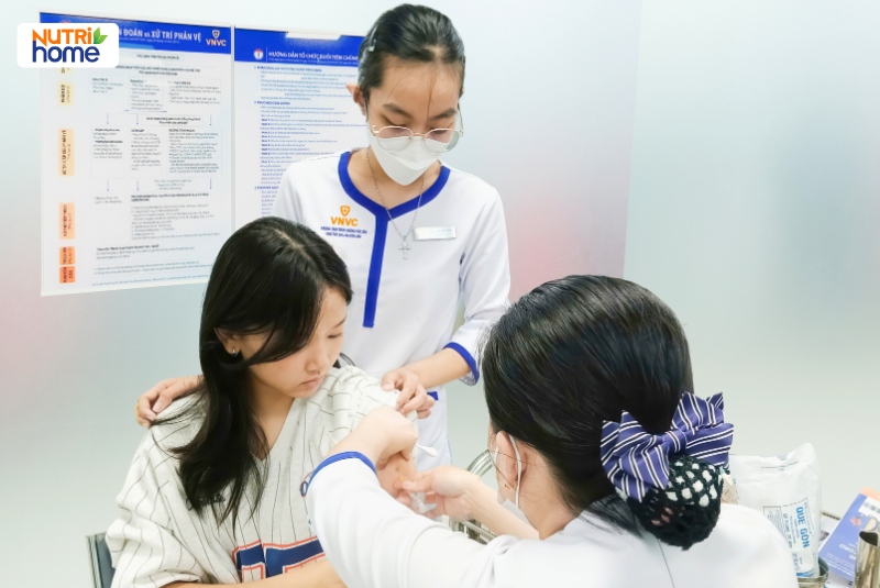 Nữ sinh tiêm vắc xin HPV tại cơ sở y tế để phòng ngừa ung thư cổ tử cung hiệu quả