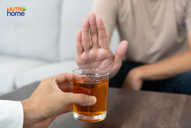 Người bệnh từ chối đồ uống có cồn để bảo vệ tuyến tụy và tuân thủ chế độ ăn kiêng