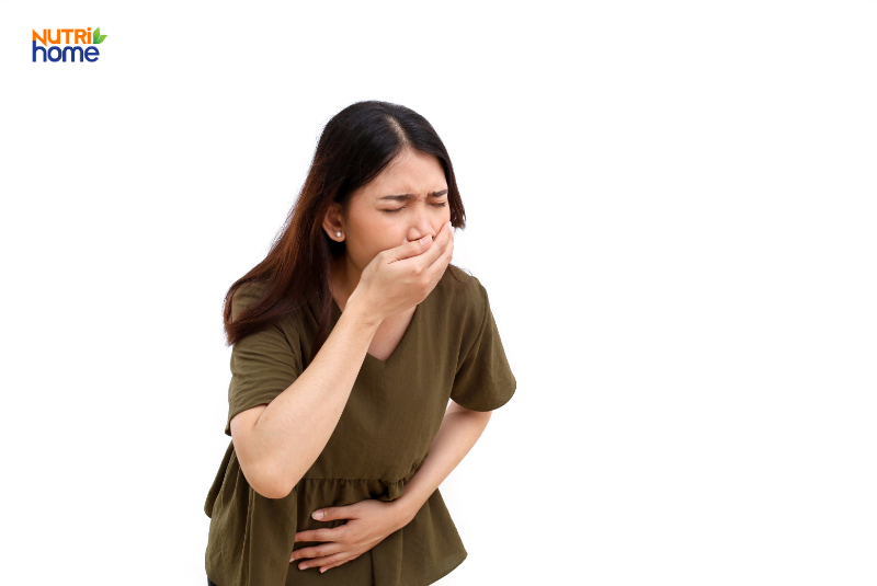 Phụ nữ bị buồn nôn, biểu hiện triệu chứng nhiễm virus Nipah hoặc Covid-19