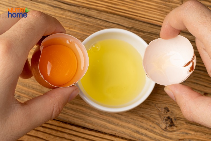 Tách Lòng Đỏ Và Lòng Trắng Trứng Gà Giàu Protein Cho Người Bệnh