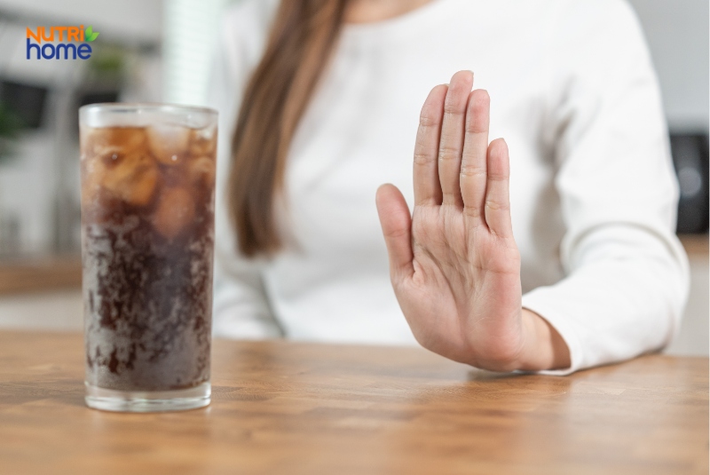 Người phụ nữ từ chối uống nước ngọt để bảo vệ sức khỏe tuyến tụy.