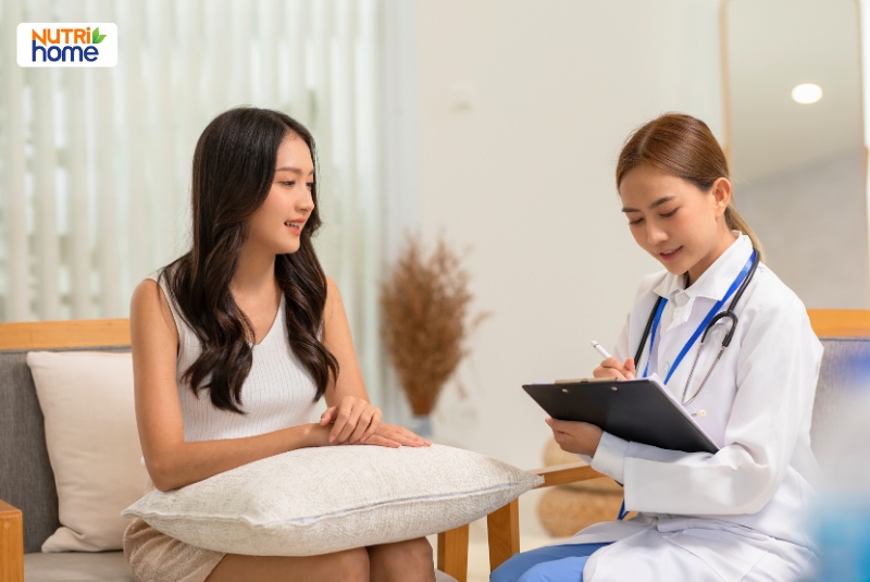Bệnh nhân nữ trò chuyện cùng bác sĩ về tầm soát ung thư cổ tử cung