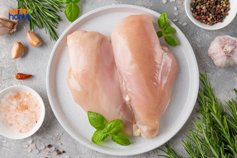 Ức gà tươi - thực phẩm giàu protein dễ tiêu hóa cho người viêm tụy cấp
