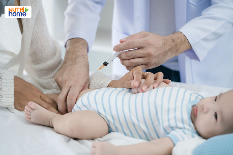 Bác sĩ tiêm kháng thể dự phòng RSV cho trẻ sơ sinh nhằm giảm nguy cơ viêm tiểu phế quản do virus hợp bào hô hấp