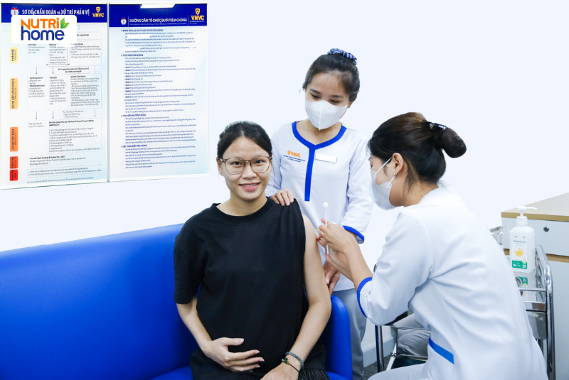 Nhân viên y tế tiêm vắc xin cho phụ nữ mang thai tại phòng khám, biện pháp giúp phòng ngừa virus RSV cho trẻ sơ sinh
