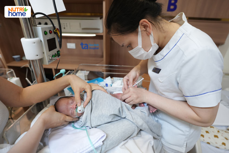 Nhân viên y tế chăm sóc và theo dõi trẻ sơ sinh tại bệnh viện, minh họa nguy cơ nhiễm virus hợp bào hô hấp RSV ở trẻ nhỏ