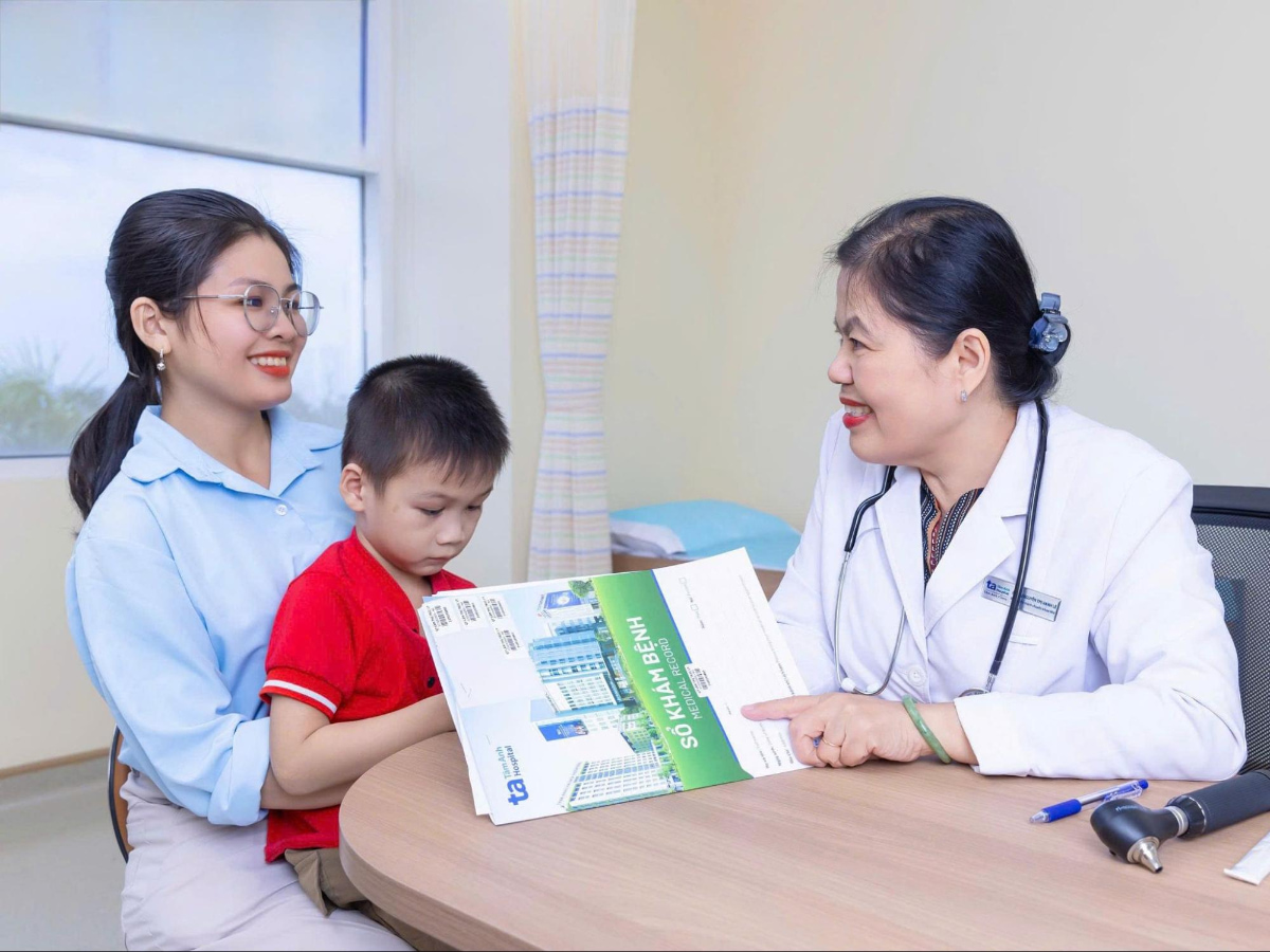 Bác sĩ tư vấn sức khỏe cho mẹ và bé tại Tâm Anh