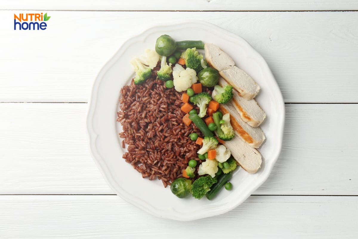Cơm gạo lứt, ức gà và rau củ eat clean