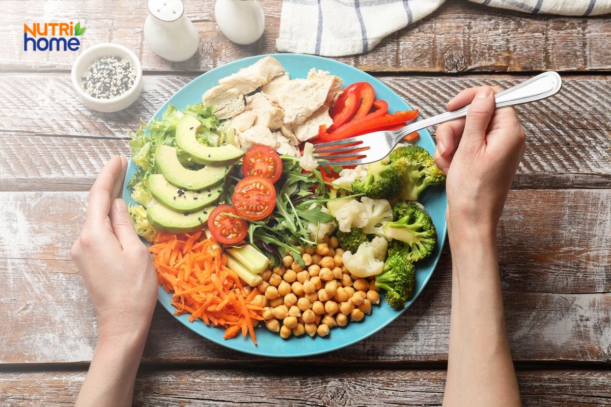 Đĩa salad eat clean với rau củ và đạm
