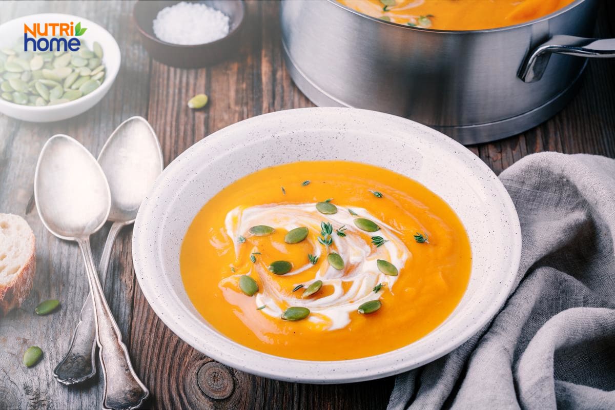 Súp bí đỏ keto kèm kem và hạt bí