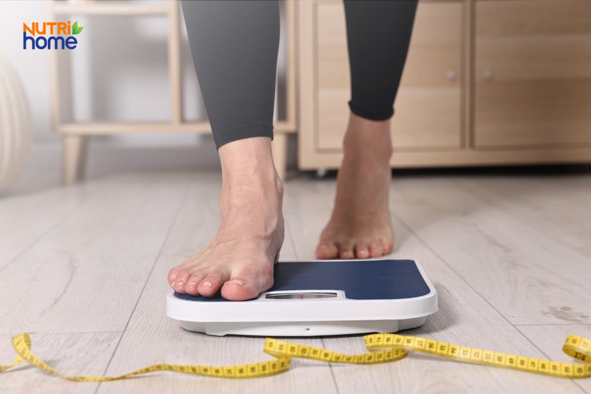 Người đứng trên cân theo dõi giảm cân eat clean