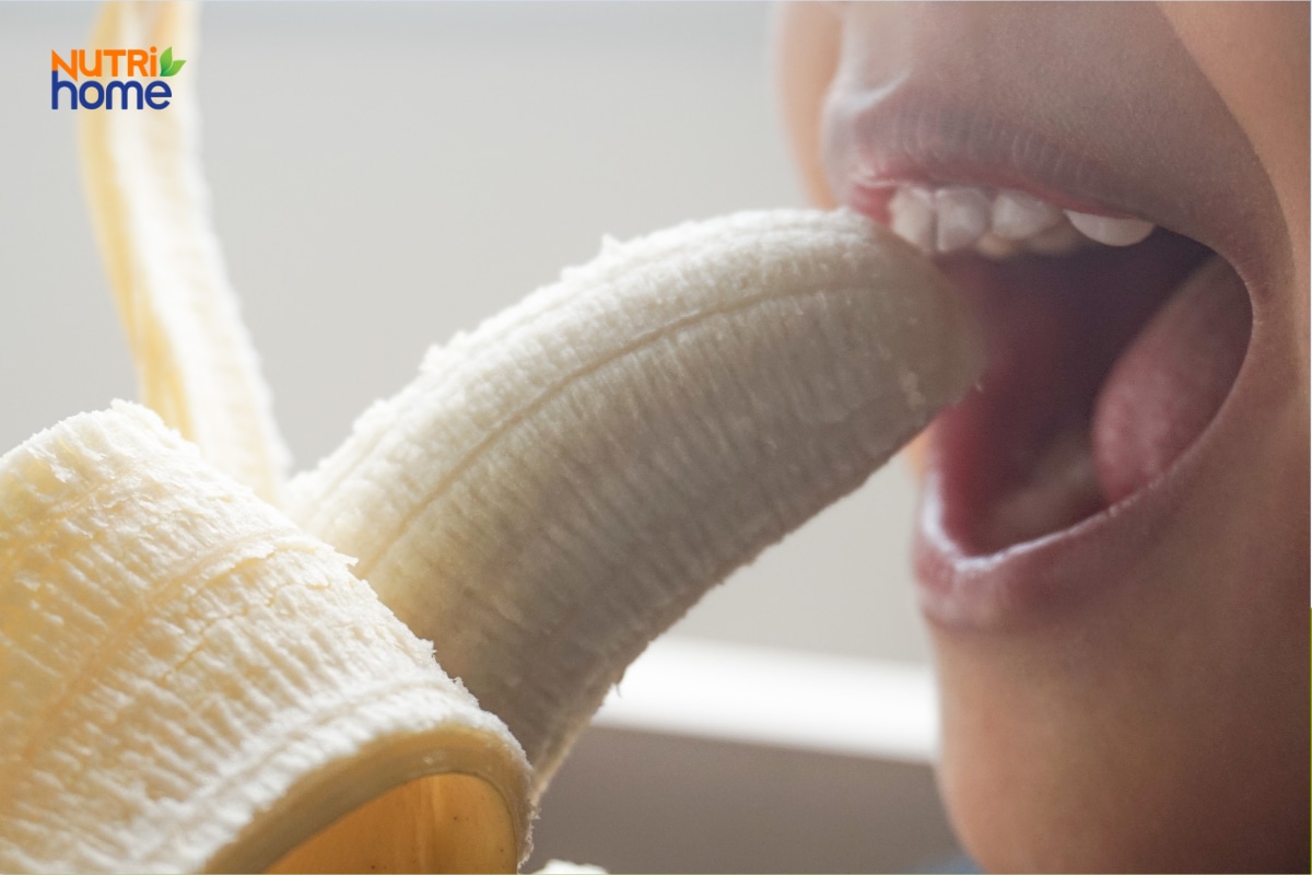 Người ăn quả chuối sứ chín đã bóc vỏ