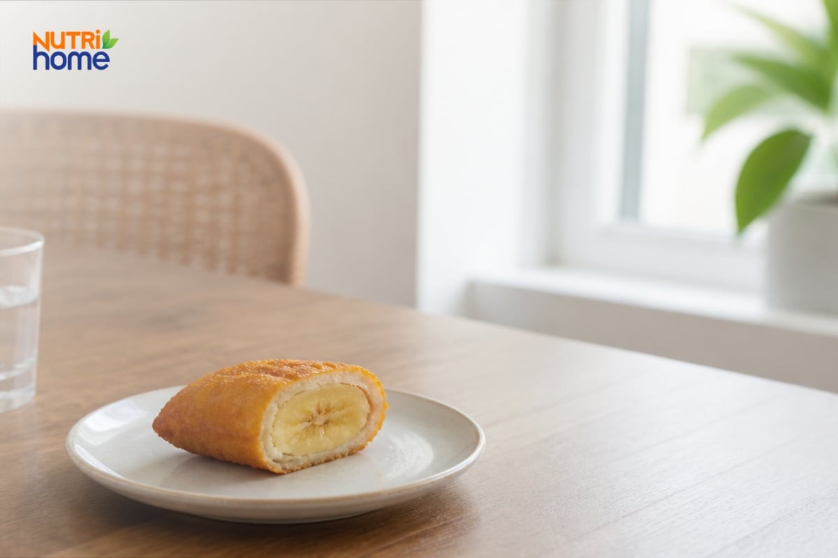 Bánh chuối chiên cắt đôi đặt trên đĩa trắng