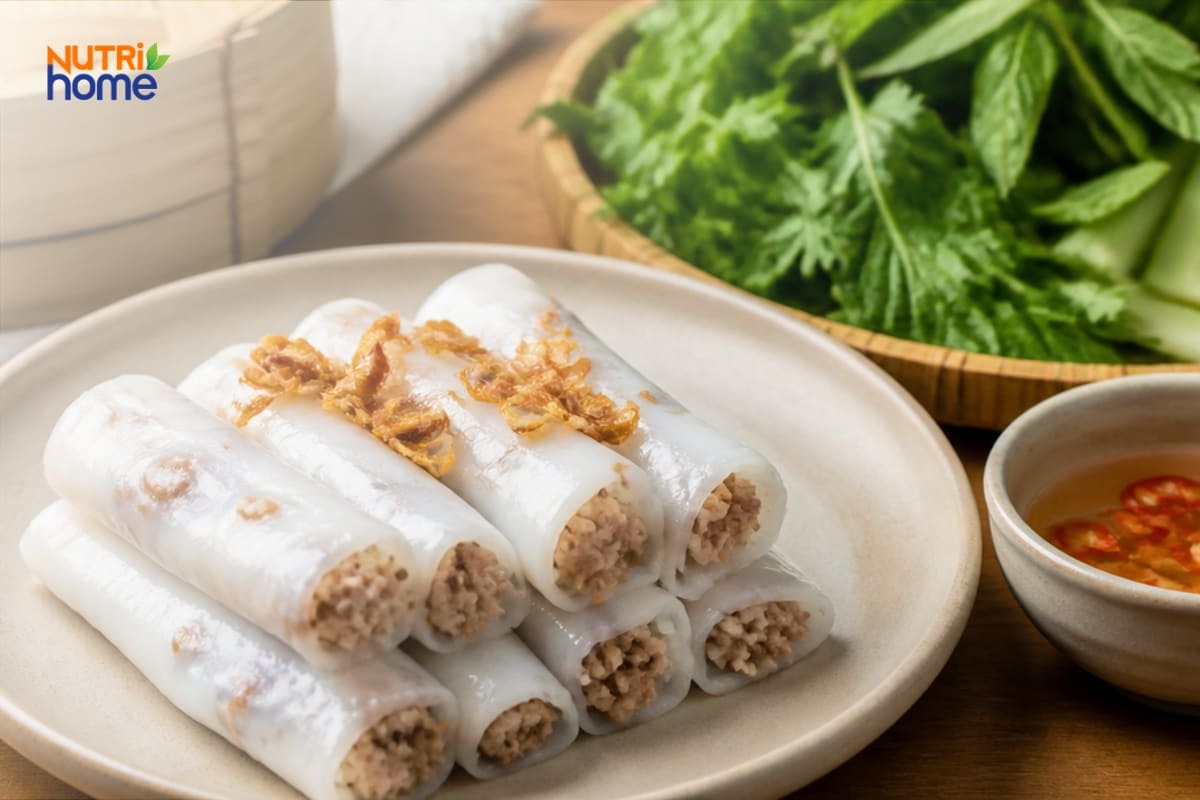 Đĩa bánh cuốn nhân thịt băm rắc hành phi, ăn kèm rau sống và nước chấm