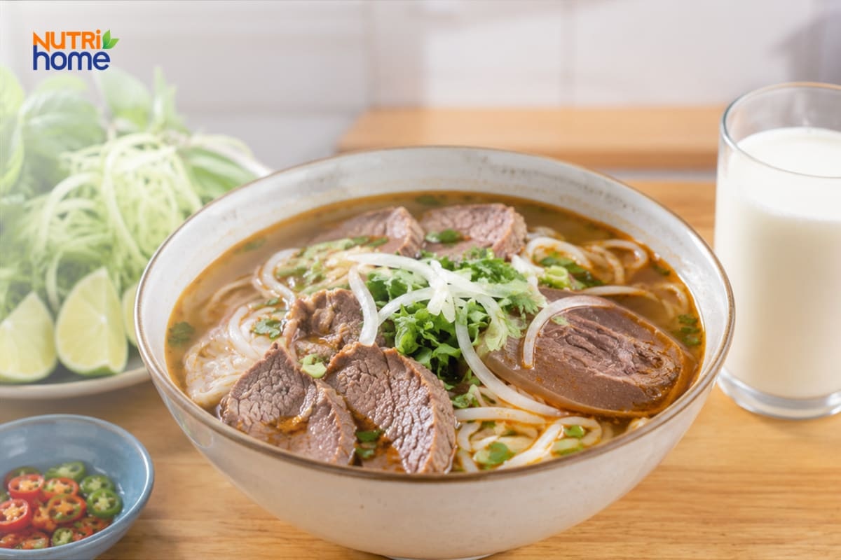 Tô bún bò thịt bò kèm rau sống và ly sữa tươi không đường