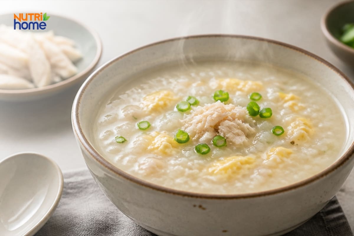 Bát cháo gà trứng mềm với hành lá thái nhỏ.