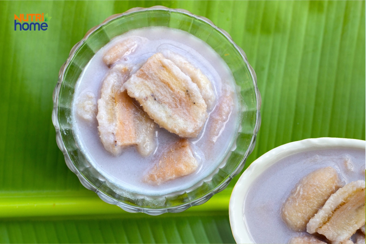 Chè chuối sứ nấu nước cốt dừa trong chén thủy tinh