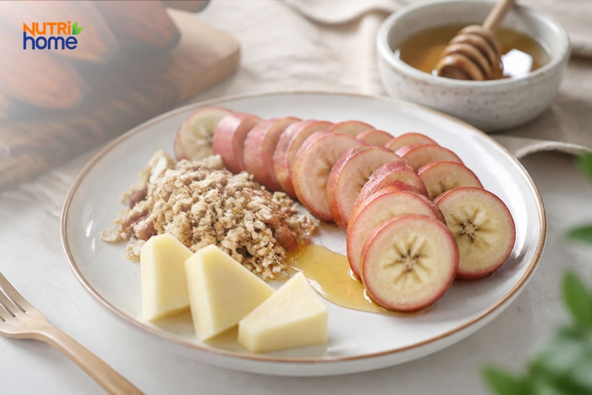 Chuối lửa cắt lát ăn cùng granola, mật ong và phô mai.