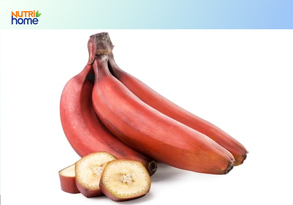 Những quả chuối lửa đỏ cùng vài lát cắt phần thịt quả.
