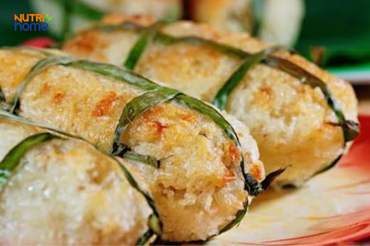 Những phần chuối nếp nướng vàng nhẹ được buộc bằng lá chuối.